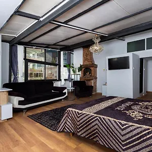 8 House Hotel